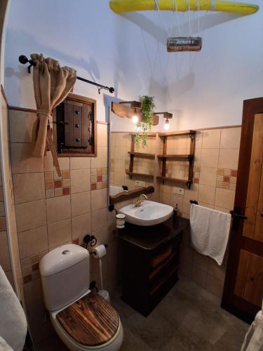 a bathroom with a toilet and a sink at Corazón de Mágina in Bedmar