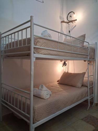 a bedroom with two bunk beds in a room at Corazón de Mágina in Bedmar