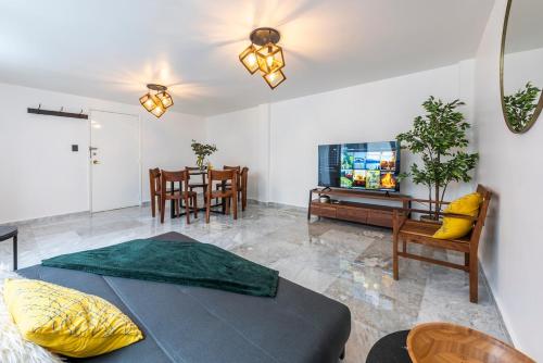 a living room with a tv and a table and chairs at Departamento en Coyoacán 8 in Mexico City