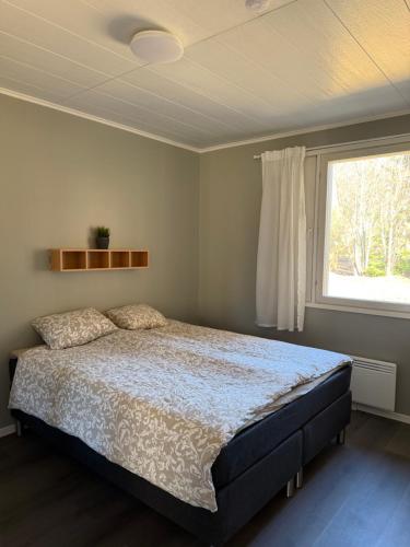 a bedroom with a bed and a window at Apartment Koivikkotie in Savonlinna