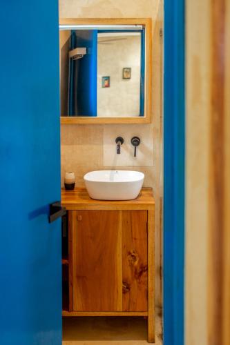 a bathroom with a white sink and a mirror at Casa Omero Garden in El Cuyo
