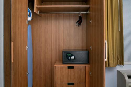 a small television sitting on top of a wooden cabinet at SpringHill Suites Potomac Mills Woodbridge in Woodbridge