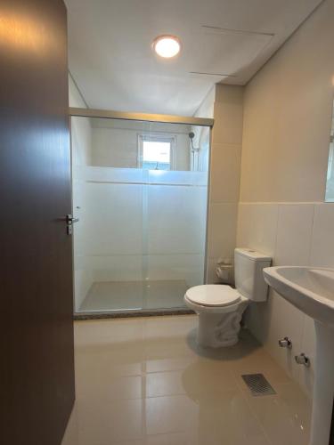 a bathroom with a shower and a toilet and a sink at Premium Apartamento en Lambare in Asunción
