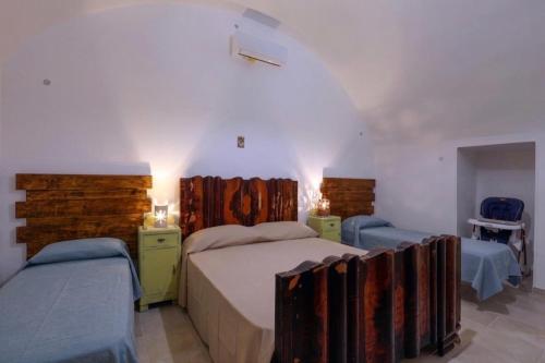 a bedroom with two beds in a room at Le Pozzelle Presicce, Bilocale Casa a Corte XVI sec in Presicce