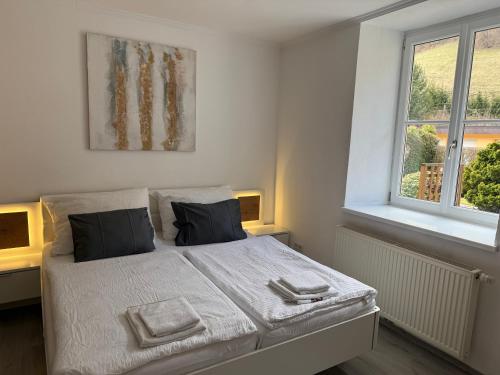 a bedroom with a bed with two towels on it at Ferienwohnung Nora in Vordernberg