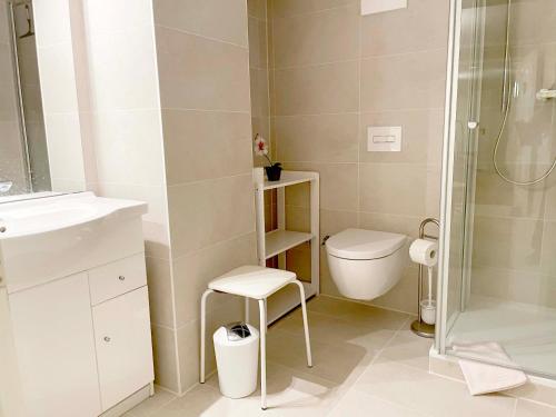 a bathroom with a toilet and a shower at Pension Forstfuhrmannshof in Markgrafenheide