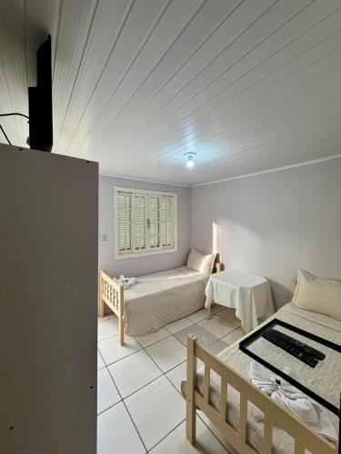 a bedroom with a bed and a couch in a room at Hotel empresarial HARRY WORLD in Curitibanos