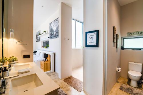 a bathroom with a toilet and a sink at La Villetta in Ostional