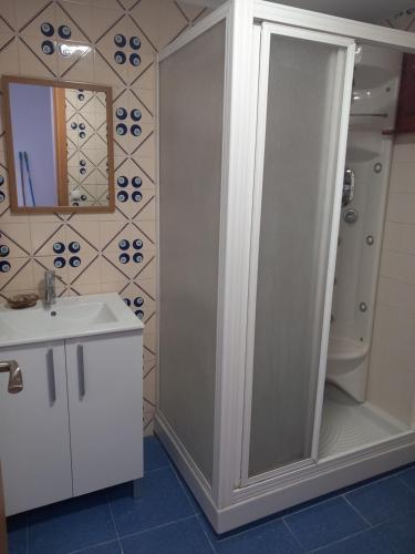 a bathroom with a shower with a sink and a toilet at Habitaciones turísticas copitos in Gandía