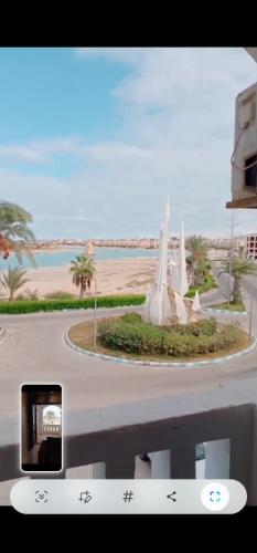 a picture of a view of a beach with a statue at ريم الفلا in Dawwār Abū Maḩrūs