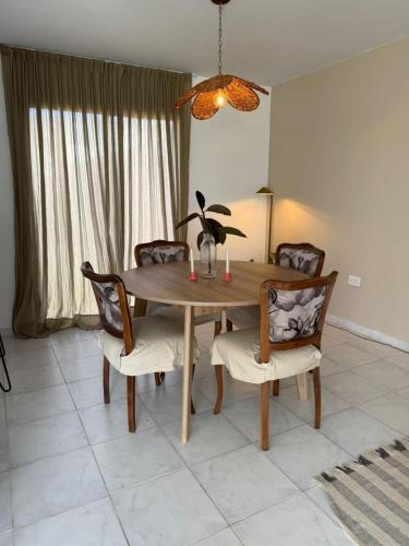 a dining room table with chairs and aendant light at Duplex Vistas, Resistencia Chaco in Resistencia