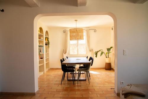 a dining room with a table and chairs at Casa Mamou in Cavaillon