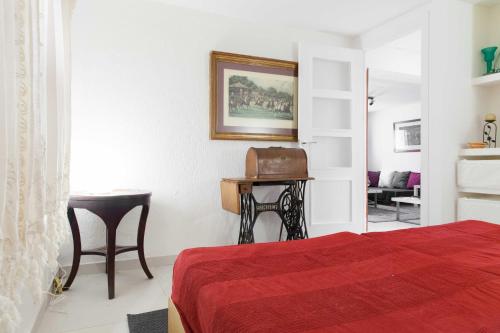 um quarto com uma cama, uma secretária e um piano em For You Rentals Alfonso XIII Apartment em Madri