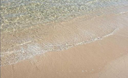 an overhead view of the sand and water on the beach at Apartamento de Lujo Cerca de la Playa EL CAMPELLO in El Campello