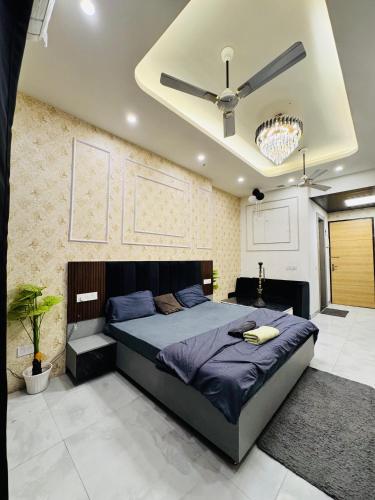 a bedroom with a large bed with a ceiling at The Skyline Studios in Ghaziabad