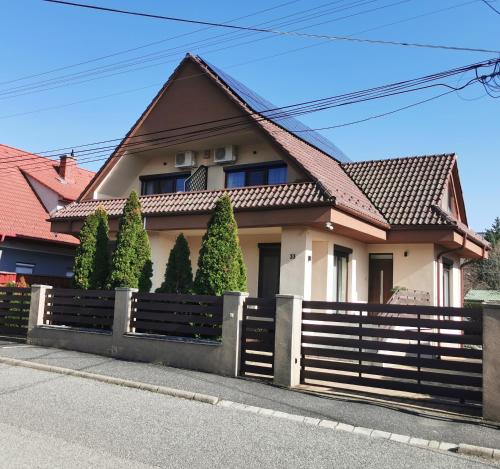 a house with a fence in front of it at Kovács Apartmanház in Balatonfüred