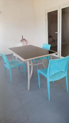 a table with two chairs and a table with at Dushi Boca Sami in Dorp Sint Michiel