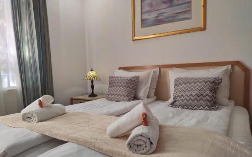 two beds in a bedroom with towels on them at Vila Rapsodia Sinaia in Sinaia