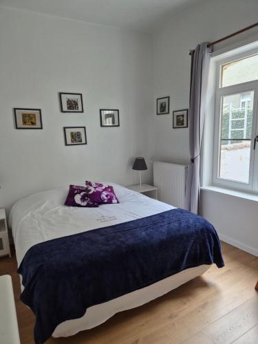 En eller flere senge i et værelse på Guest house Adonis