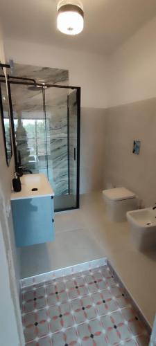 a bathroom with two sinks and a mirror at B&B Casa Fattorini in Cortona