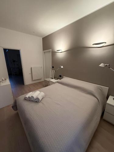 a bedroom with a bed with two towels on it at Appartamento Laghetto in Segrate