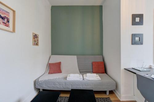 a small room with a bed with two pillows at Le Parvis - Studio cosy hyper centre - Proche gare in Tours