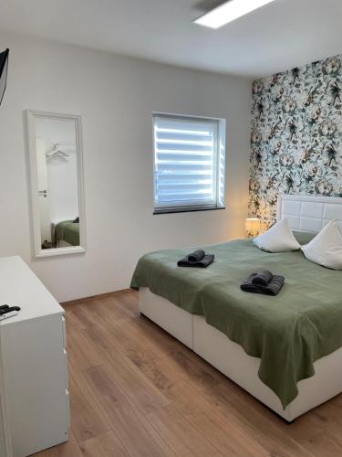 a bedroom with a large bed and a mirror at Schöfferles Ferienwohnung mit Sauna in Keidelheim