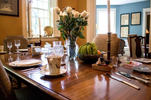 tavolo da pranzo con vaso di fiori di Clifford House Private Home B&B a Cleveland