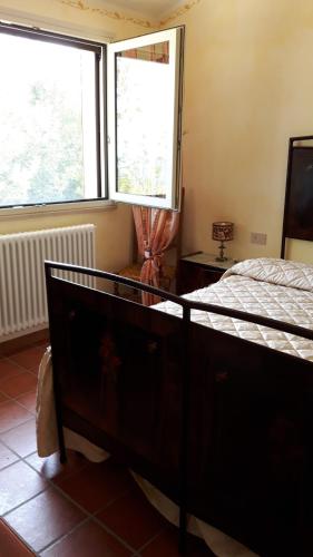 um quarto com uma cama e duas janelas em B&B Le Due Rocche em Maiolo
