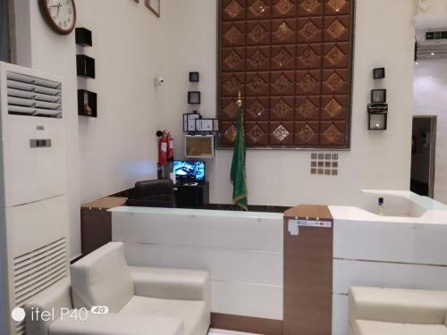a room with a counter and a desk with a clock at دارين1 - اوبرا جولد سابقا in Muhayil