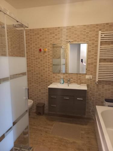 a bathroom with a sink and a mirror at Giardino sul lago, La Vigna in Nesso