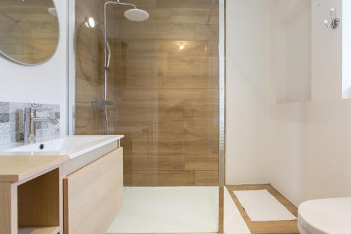 a bathroom with a shower and a sink at Maison Centre ville in La Roche-sur-Yon