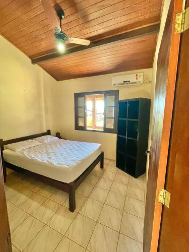 a bedroom with a bed and a ceiling at 3 400m Centro de Bombinhas in Bombinhas