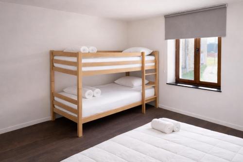 a room with two bunk beds and a window at La Vie En Rose in Muno