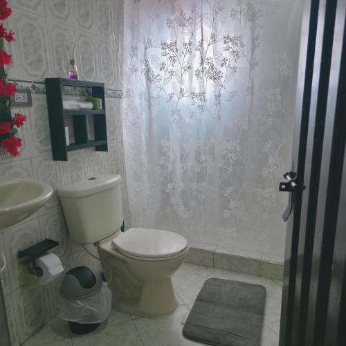 a bathroom with a toilet and a sink at Casa la Colina in Macanal