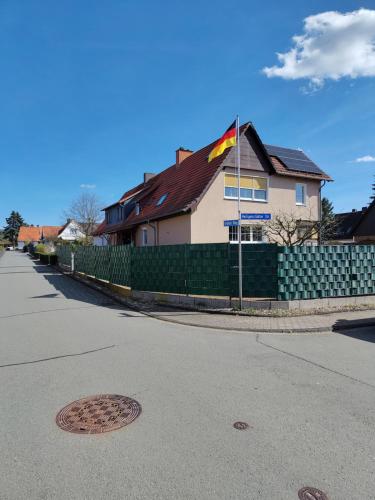 eine Flagge an einem Mast vor einem Haus in der Unterkunft Ferienwohnung Eichweg in Bad Sooden-Allendorf