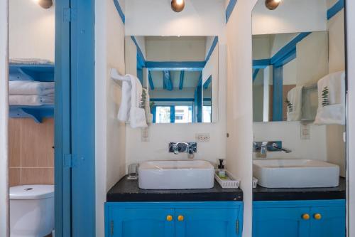 a bathroom with two sinks and blue cabinets at Casa azul in Villa de Leyva