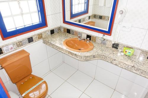 a bathroom with a sink and a toilet at Pousada do Garimpo in Diamantina