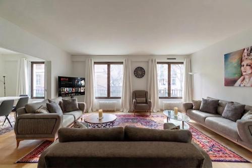 Spacious 3BR - Sleeps 10 - Trocadero