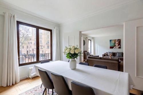 Spacious 3BR - Sleeps 10 - Trocadero