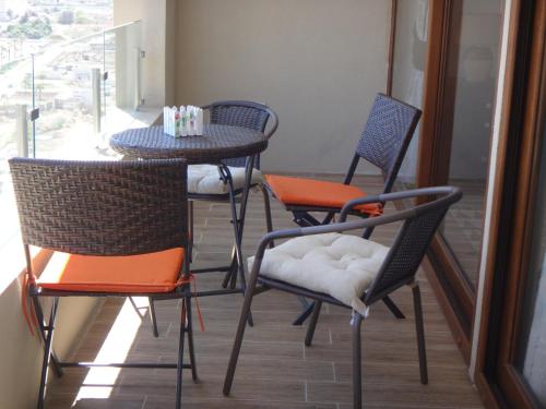 un grupo de sillas y una mesa en el balcón en Departamento 193, en Coquimbo
