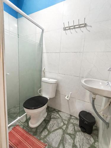 a bathroom with a toilet and a sink at Pousada Vila Formosa in Belém
