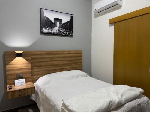 a bedroom with a bed and a nightstand with a bed sidx sidx sidx sidx at Hermosa Suite Anakoba 6 in La Concha