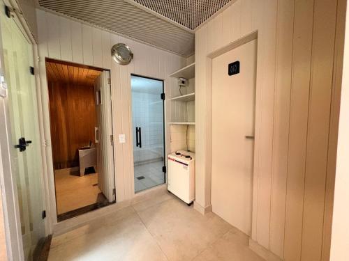 a small kitchen with a white stove and a door at Casa 05 Vale Boa Vista - Refúgio Moderno em Condomínio Exclusivo in Teresópolis