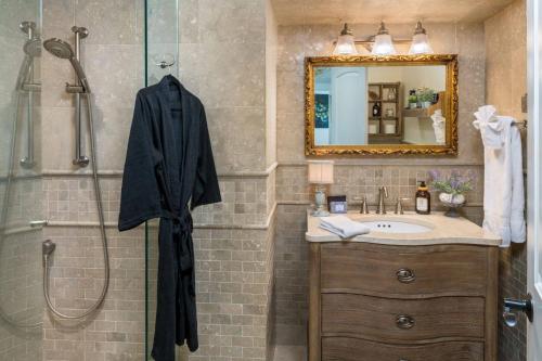a bathroom with a shower and a sink and a mirror at King's Queen in Newberg