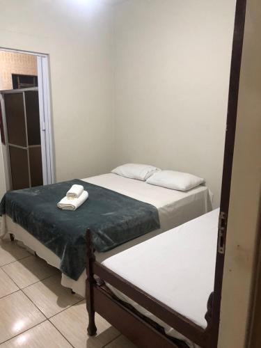 zwei Betten in einem kleinen Zimmer mit zwei Handtüchern in der Unterkunft Hotel Eldorado in Eldorado