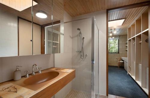 a bathroom with a sink and a shower at Retro Reservoir Retreat in Kennington
