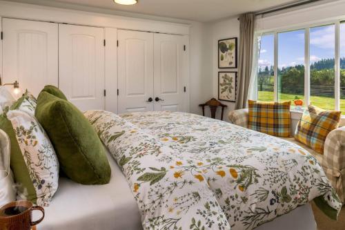 a bedroom with a bed with a floral bedspread at King's Queen in Newberg
