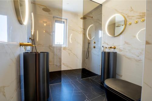 a bathroom with a shower stall and a toilet at Hoek de luxe in Zoetermeer