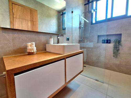 a bathroom with a sink and a shower at Dream House Las Terrenas Terraza privada & Jacuzzi in Las Terrenas